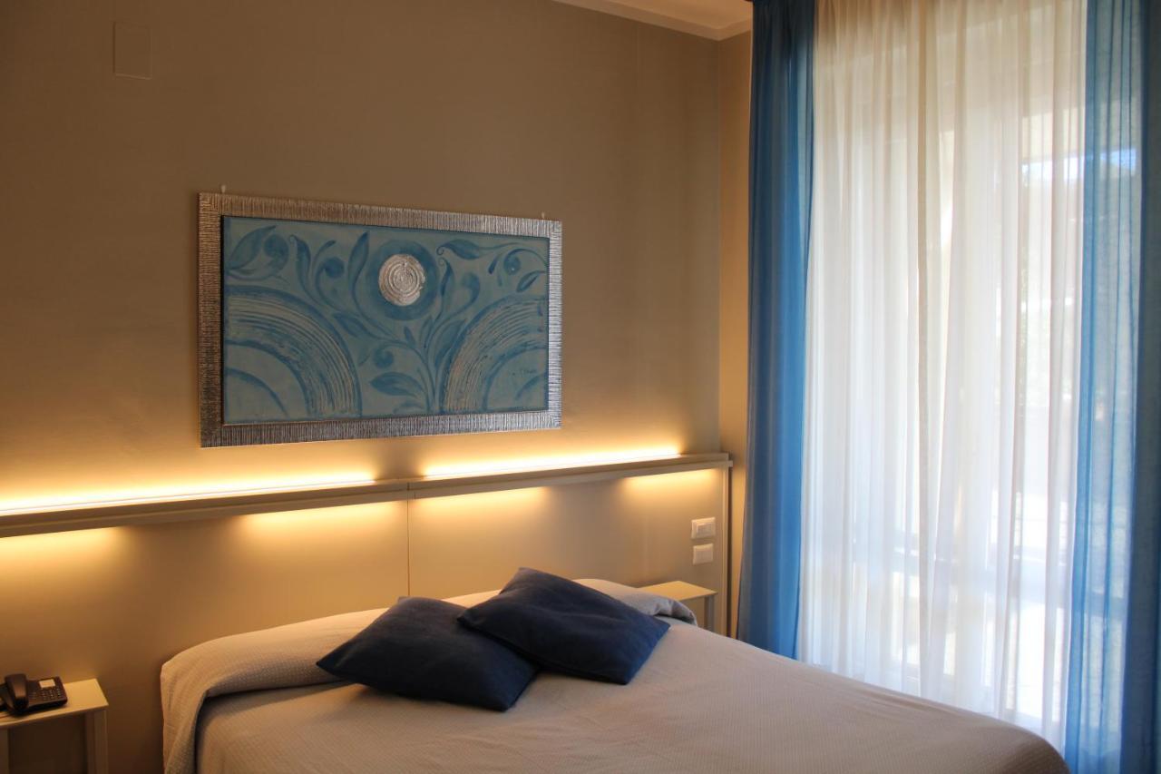 Hotel Delfina Сінья Екстер'єр фото