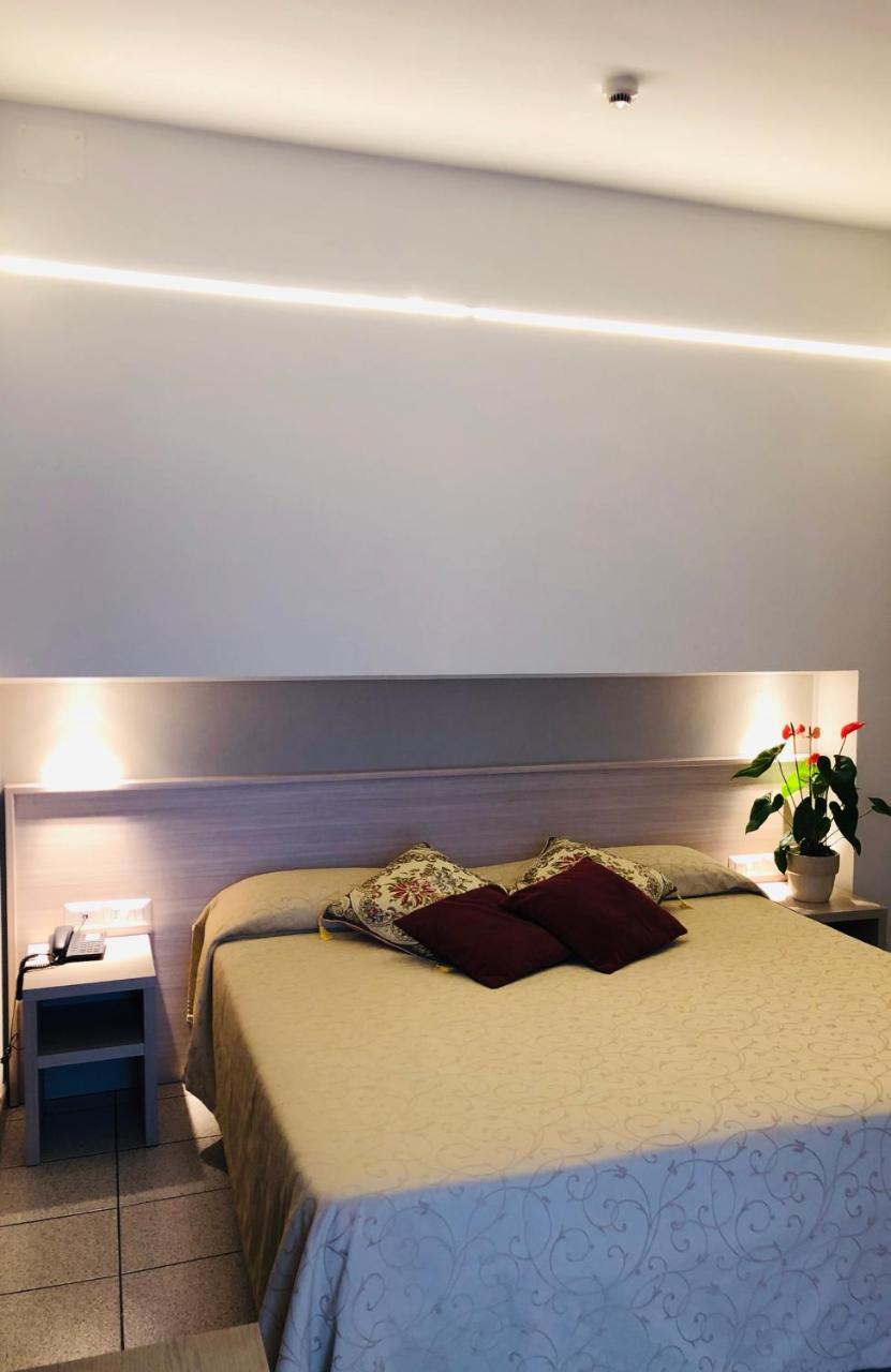 Hotel Delfina Сінья Екстер'єр фото