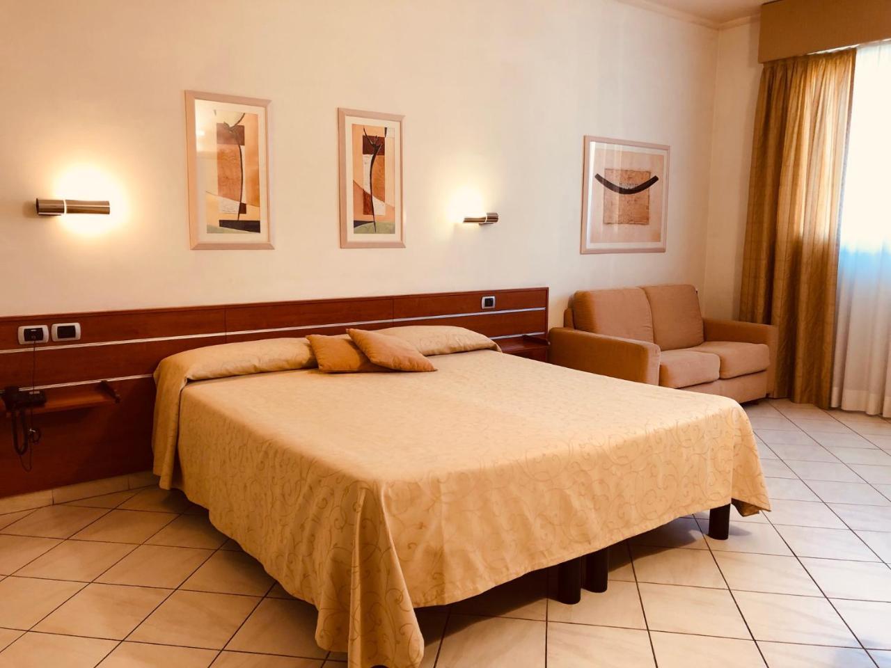 Hotel Delfina Сінья Екстер'єр фото